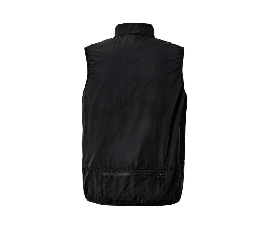 Černá funkční vesta.