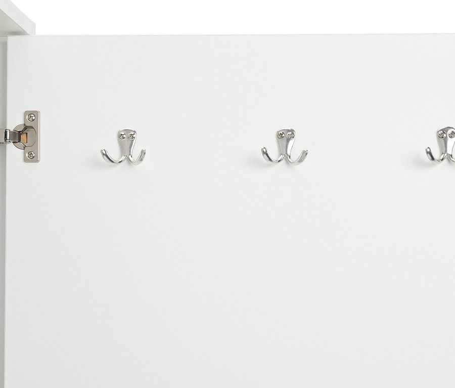 Vnitřek univerzální skříně s kovovými háčky.