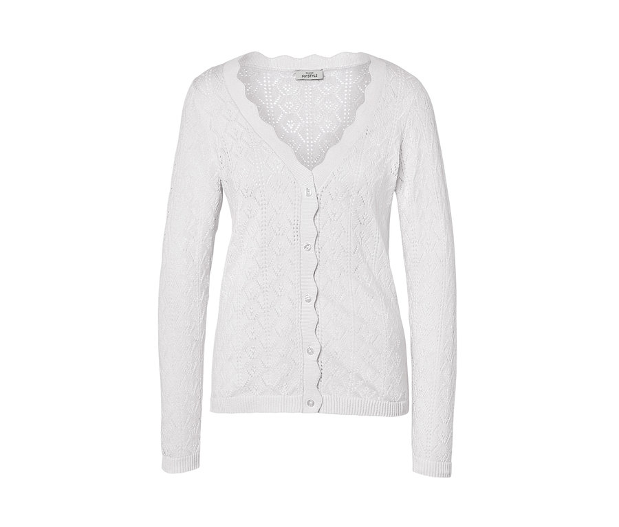 Bílý pletený svetr s ažurovým vzorem.