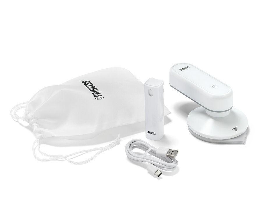 Rozložená cestovní žehlička Princess s powerbankou, nabíjecí kabel a bílý látkový obal.