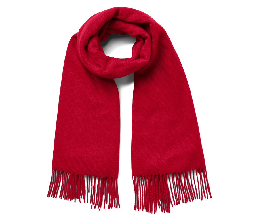 Červená šála s třásněmi na bílém pozadí.