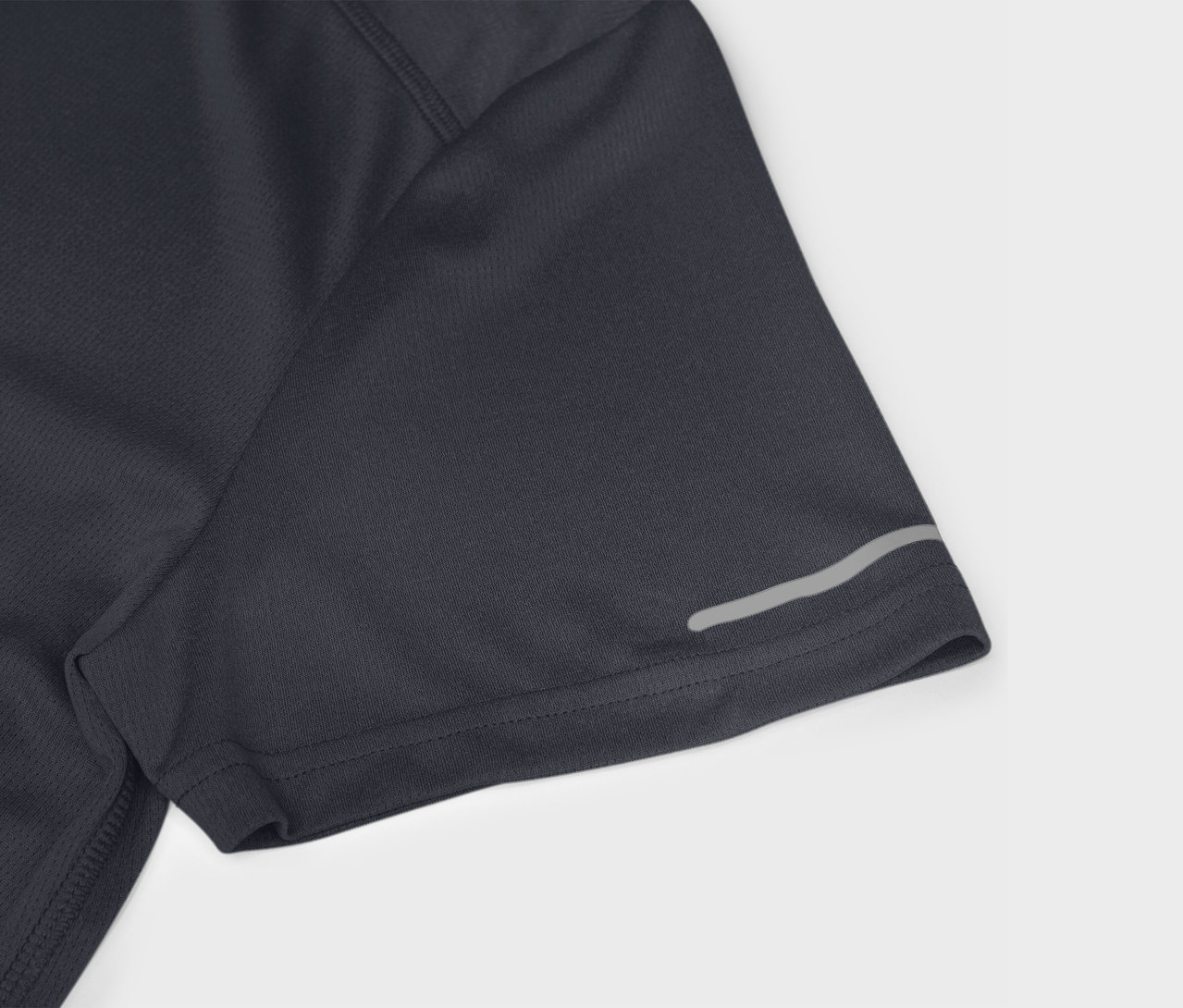 Detail tmavě modrého sportovního trička s krátkým rukávem a reflexním proužkem.