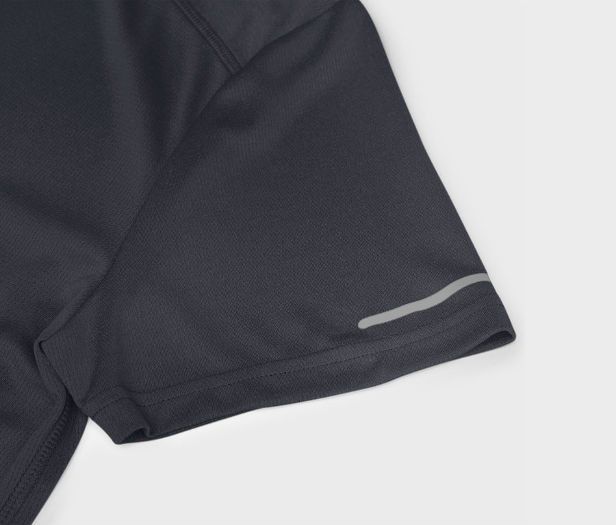 Detail tmavě modrého sportovního trička s krátkým rukávem a reflexním proužkem.