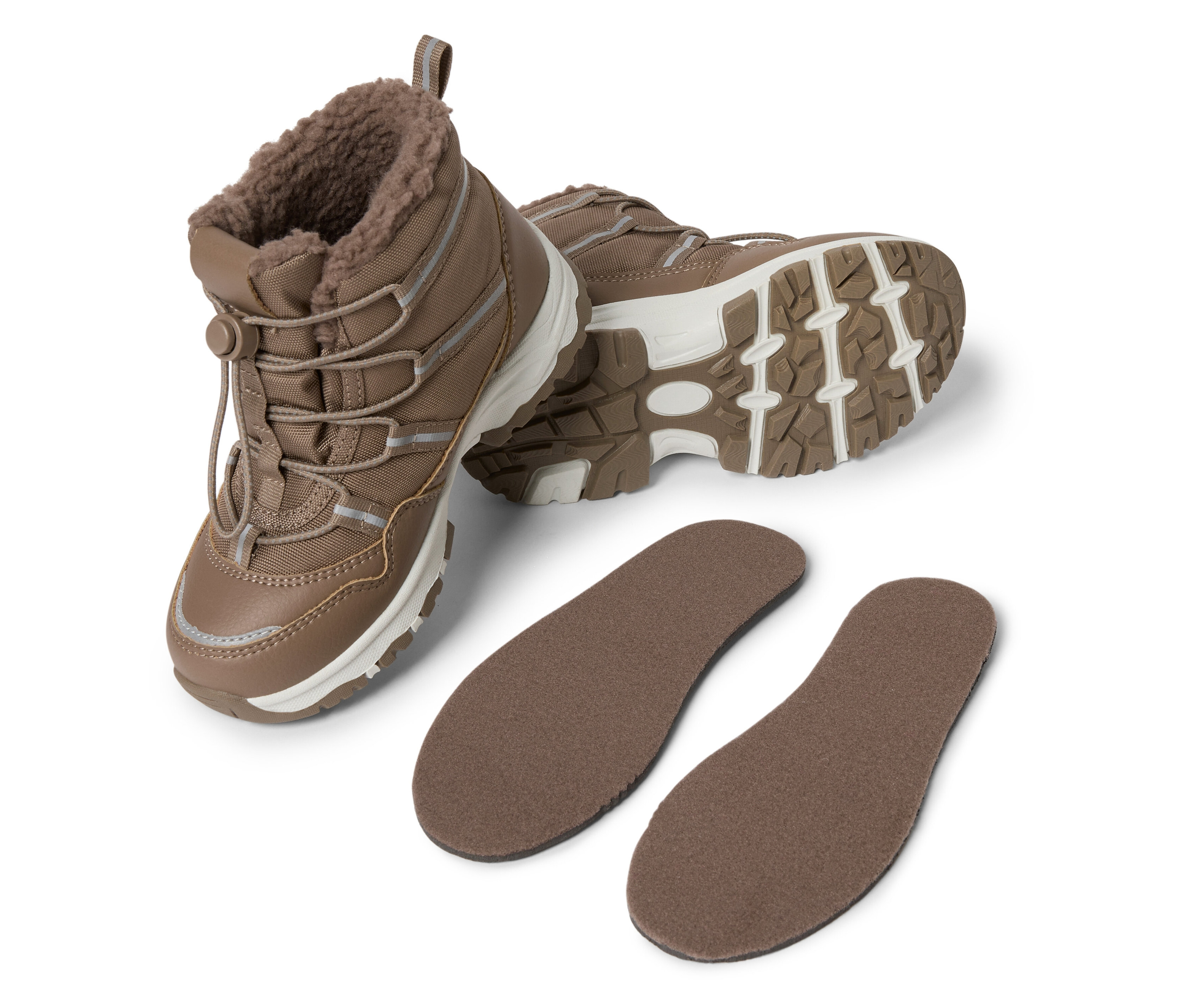 Dvě hnědé boty s vložkami do bot.