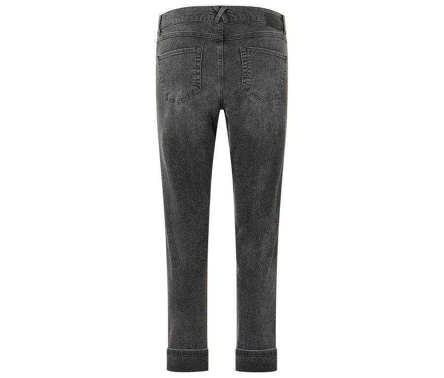 Detailní pohled zezadu na šedé džíny.