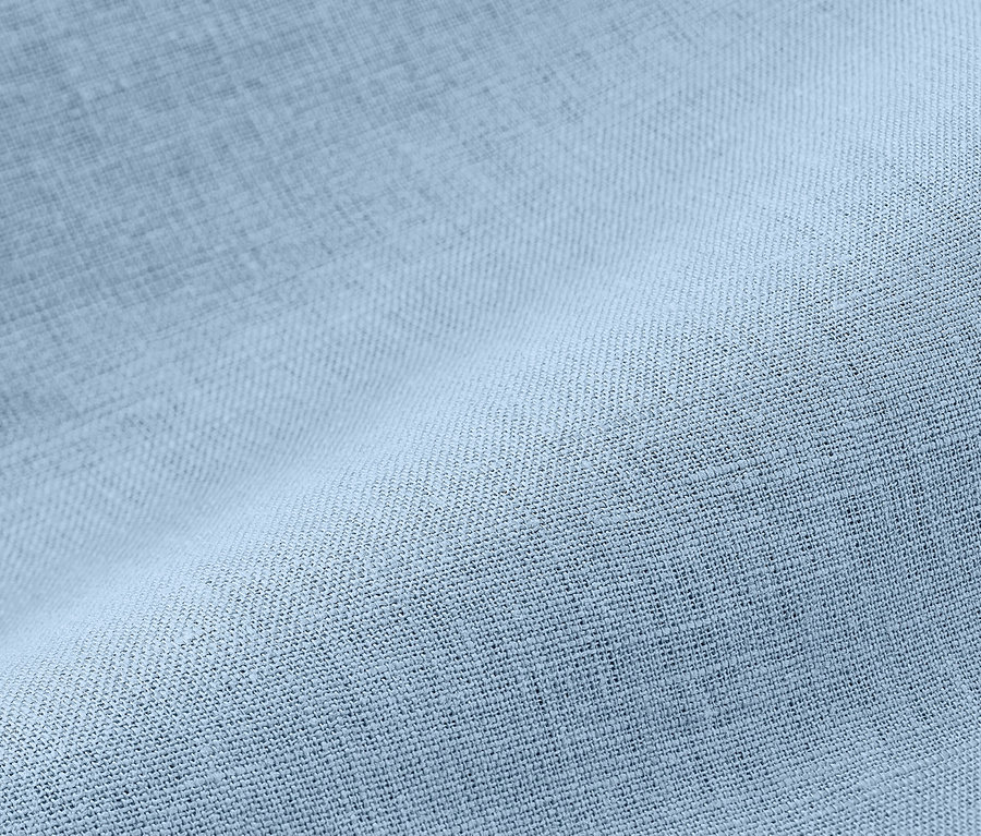 Detail světle modrého lněného povlečení standardní velikosti.