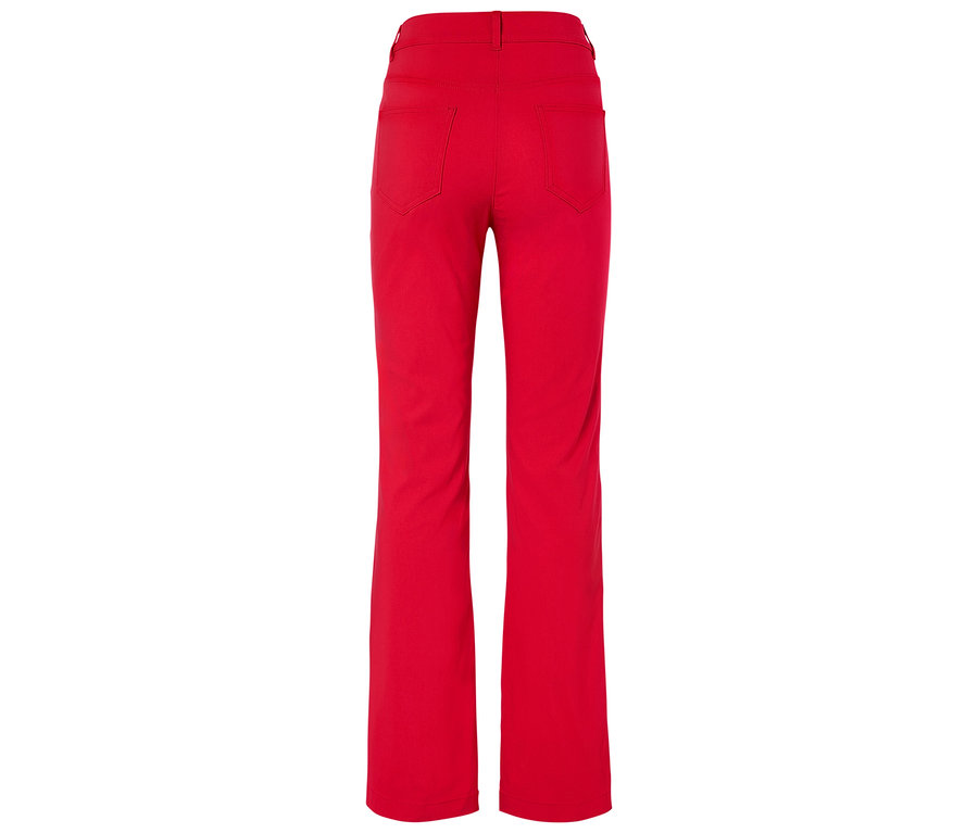 Červené kalhoty z pohledu zezadu.