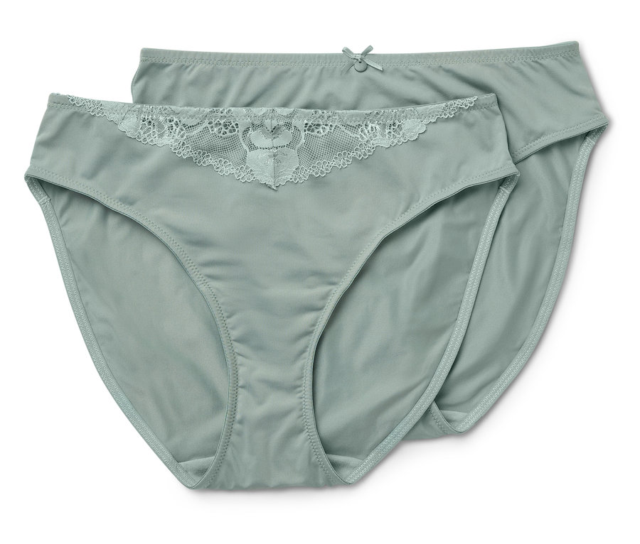 Dvoje světle zelené kalhotky leží na sobě. Jedny mají krajku.