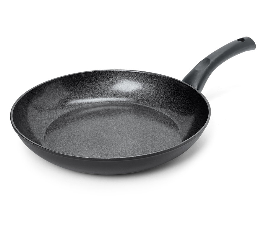 Černá pánev s rukojetí na bílém pozadí.