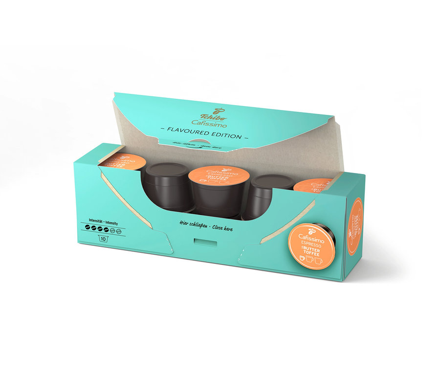 Otevřené, světle modré balení Cafissimo Flavoured Espresso - Buttertoffee s 10 kapslemi, kapsle jsou hnědé.
