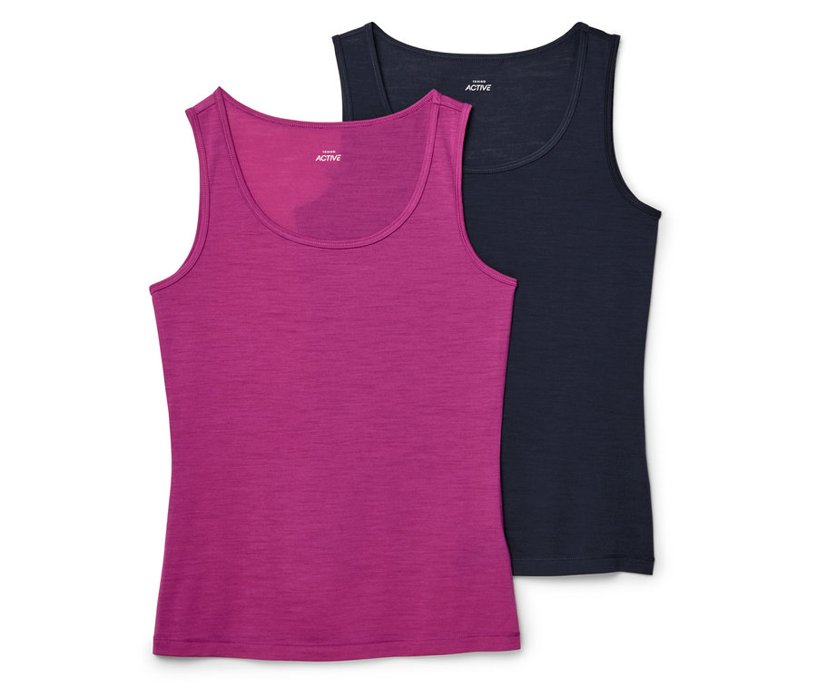 Dvě tílka leží na sobě, jedno růžové a jedno tmavě modré.