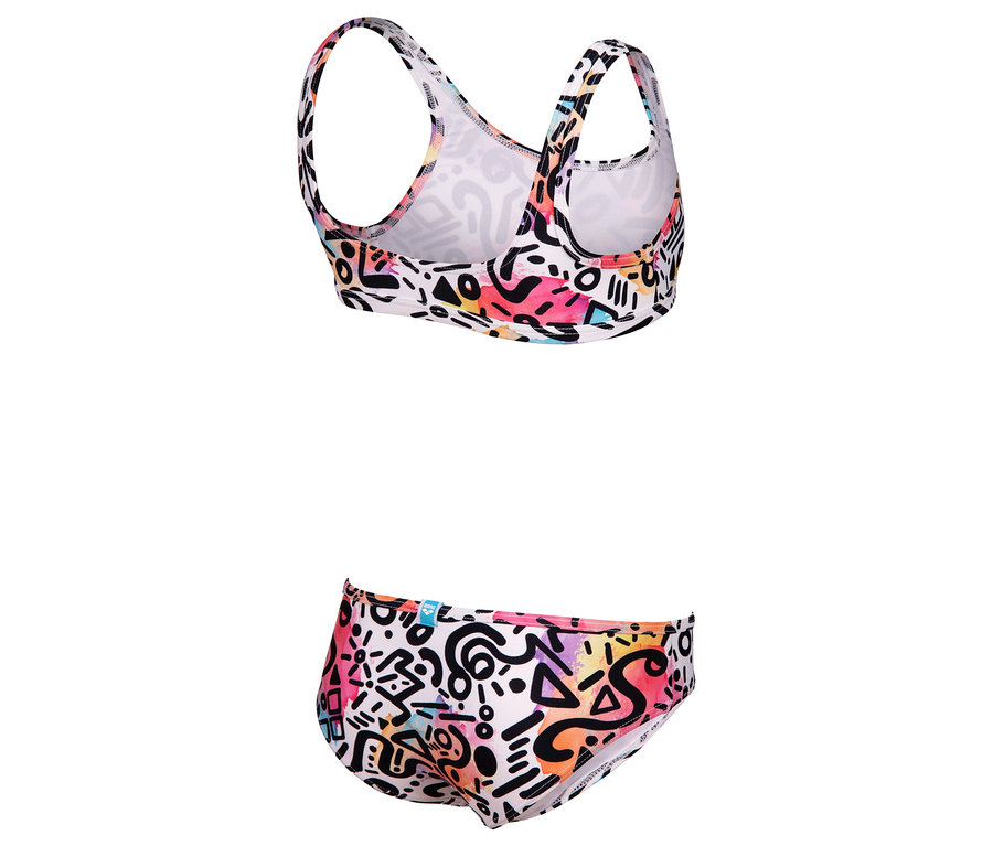 Bílé bikiny s barevnými geometrickými vzory, skládající se z horního a spodního dílu.