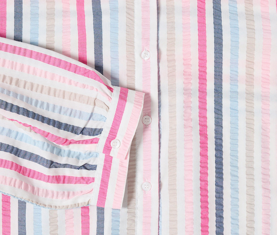 Detailní záběr na proužkovanou košilovou halenku CECIL v růžové, šedé, modré a bílé barvě s límečkem a knoflíkovou légou.