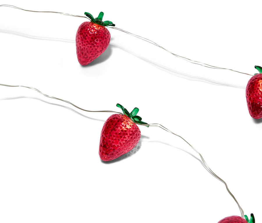 Světýlka ve tvaru jahod na bílém pozadí.