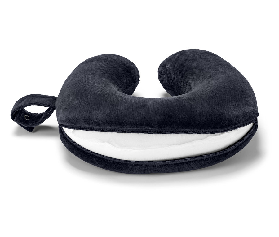 Modrý cestovní polštář s držadlem a zipem leží na bílém povrchu.