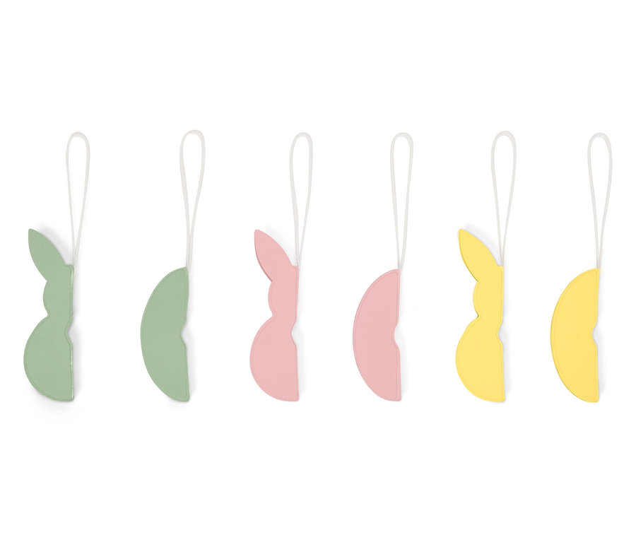 Šest visících, pastelových zajíčkových velikonočních ozdob v zelené, růžové a žluté barvě.