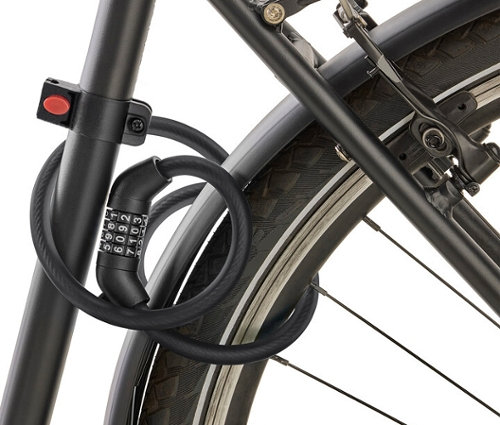 Černý zámek na kolo s číselným kódem je ovinutý kolem rámu kola.