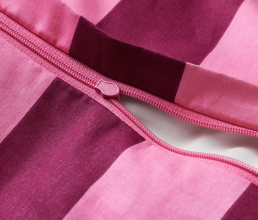 Detail růžového povlaku na peřinu se zipem.