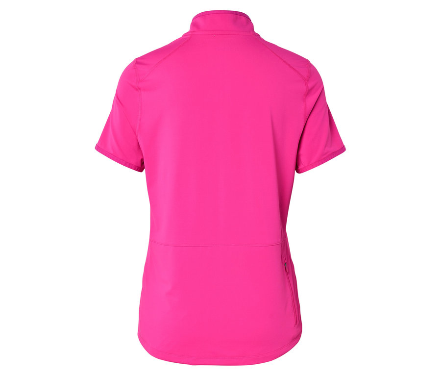 Pohled zezadu na růžový sportovní top s krátkým rukávem a zipem u krku.