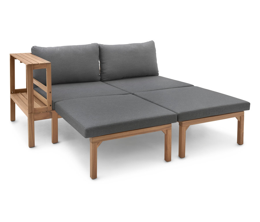 Šedá modulární sedací souprava z dřeva se dvěma polštáři.