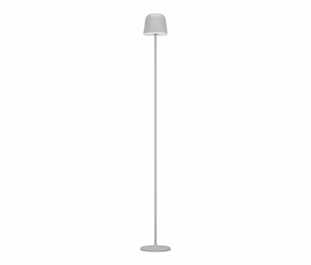 Šedá stojací lampa s kulatou základnou, tenkou tyčí a zvonovitým stínidlem na bílém pozadí.