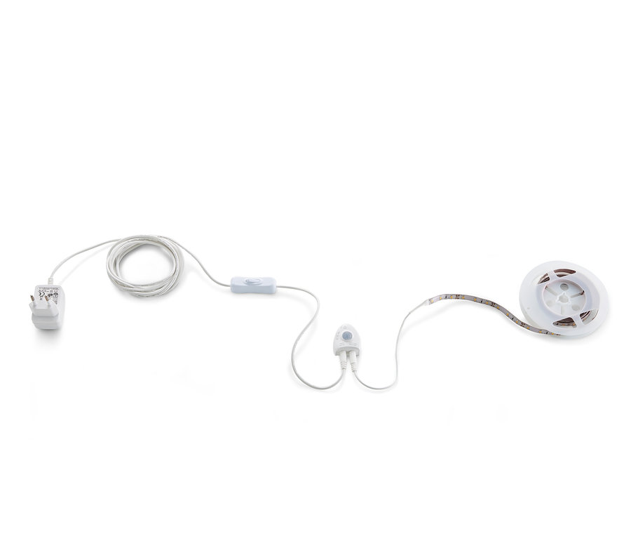 Bílá LED světelná lišta s napájecím adaptérem a dálkovým ovládáním.