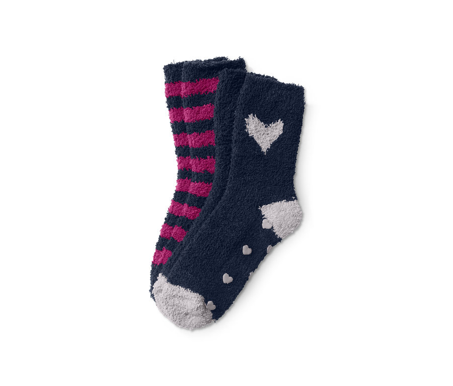 Dva páry měkoučkých ponožek: jedny s růžovými pruhy, druhé s bílými srdíčky na tmavě modrém pozadí.
