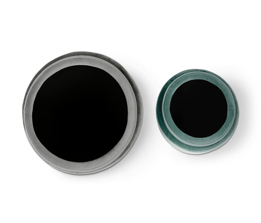 Dva sametové taburety s úložným prostorem: šedý a zelený.