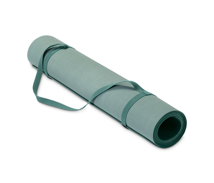 Srolovaná kaučuková podložka na jógu se zelenými popruhy.