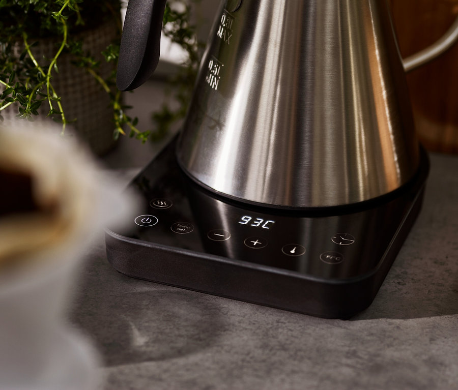 Detail nerezové elektrické konvice s labutím krkem na černé základně s digitálním displejem.