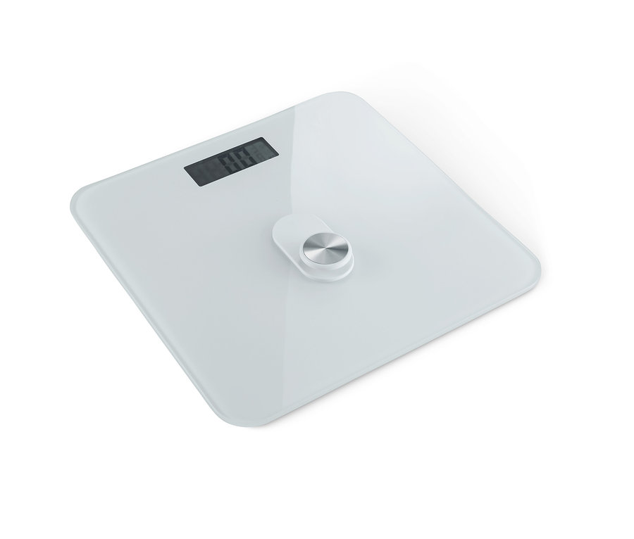 Detailní záběr na digitální osobní váhu.