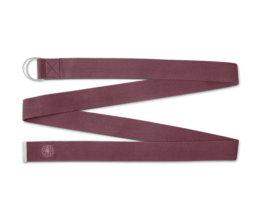 Vínový popruh ze sady na jógu na bílém pozadí.