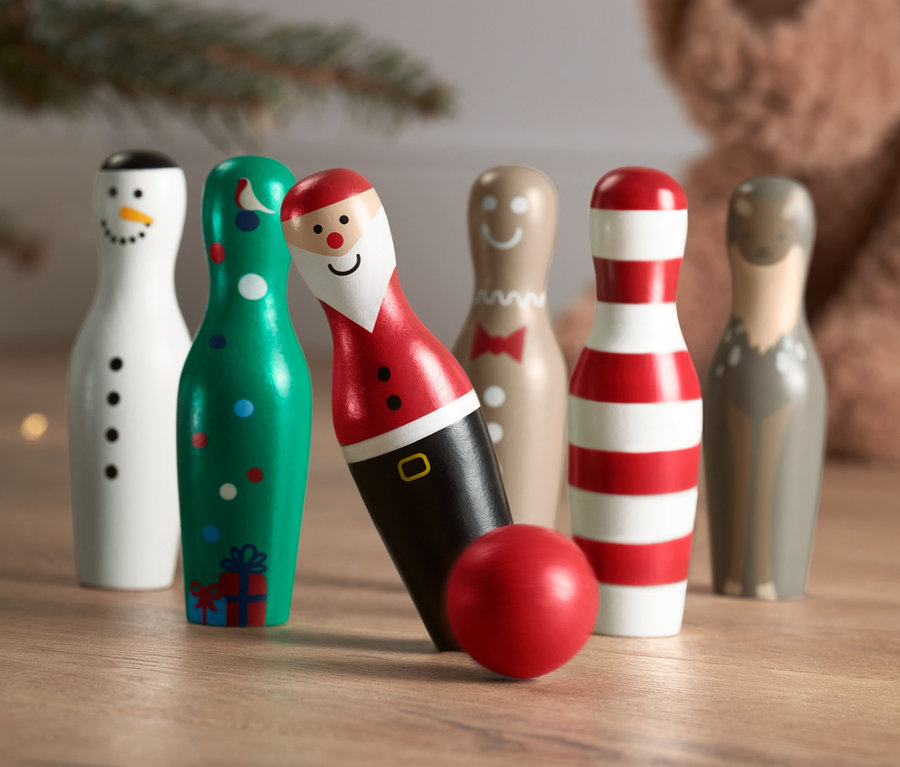 Sada mini bowlingu »Vánoce« s kolky ve tvaru sněhuláka, stromečku, Santy, perníkového muže a soba s červenou koulí.