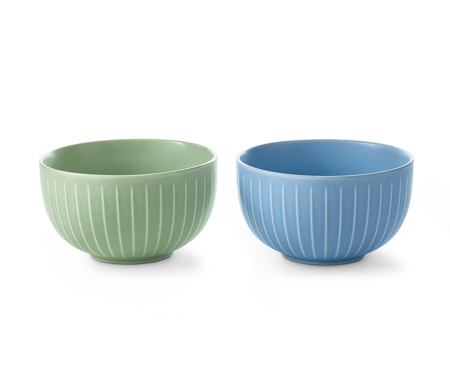 Dvě misky, jedna zelená a jedna modrá.