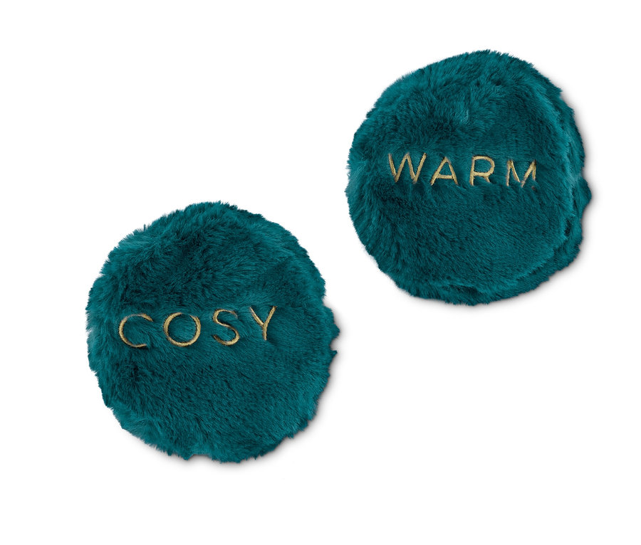 Dva hřejivé polštářky do kapsy. Jeden s nápisem "COSY" a druhý s nápisem "WARM".