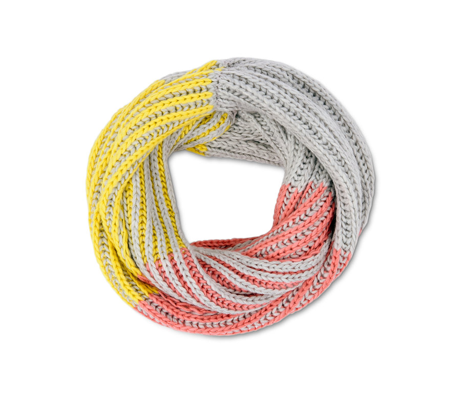 Pletená kruhová šála v kombinaci žluté, šedé a růžové barvy.