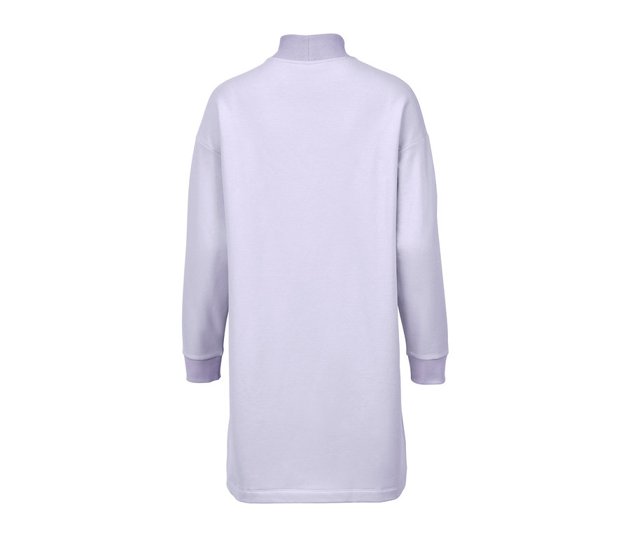 Zadní pohled na fialové teplákové šaty.