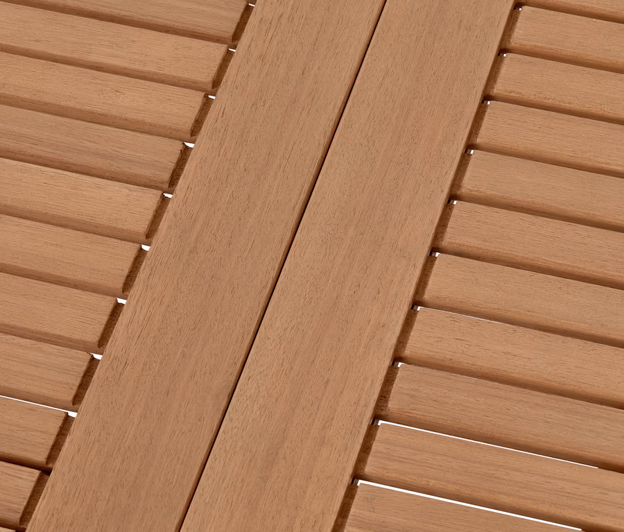Detail rozkládacího stolu se lamelovou deskou.