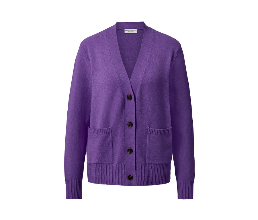 Fialový pletený svetr s vlnou se zapínáním na knoflíky a kapsami.