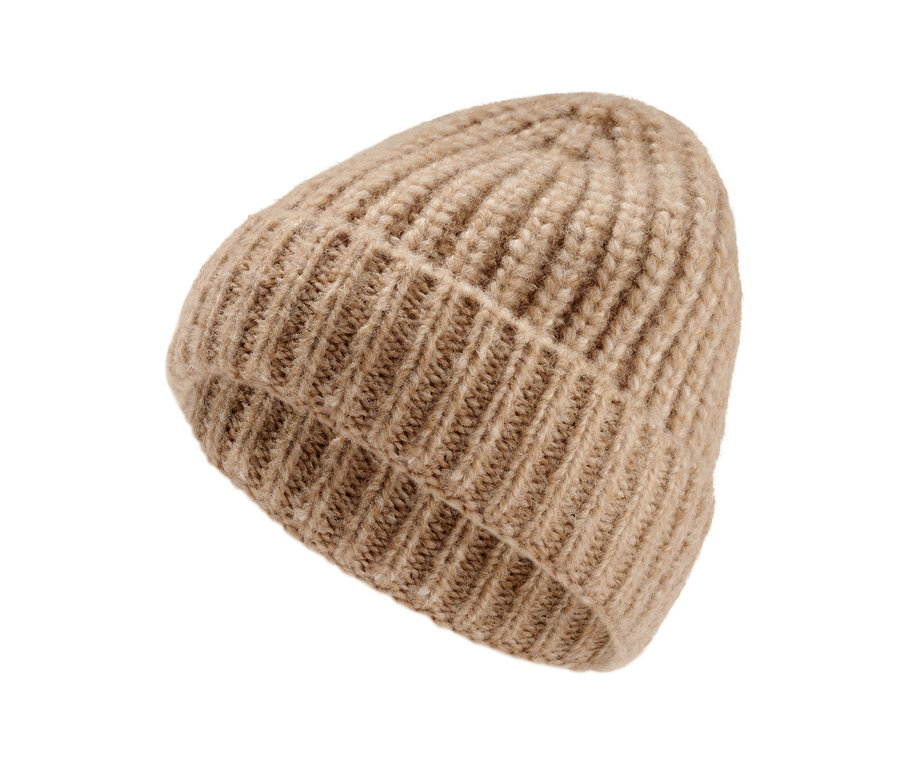 Písková pletená čepice na bílém pozadí.