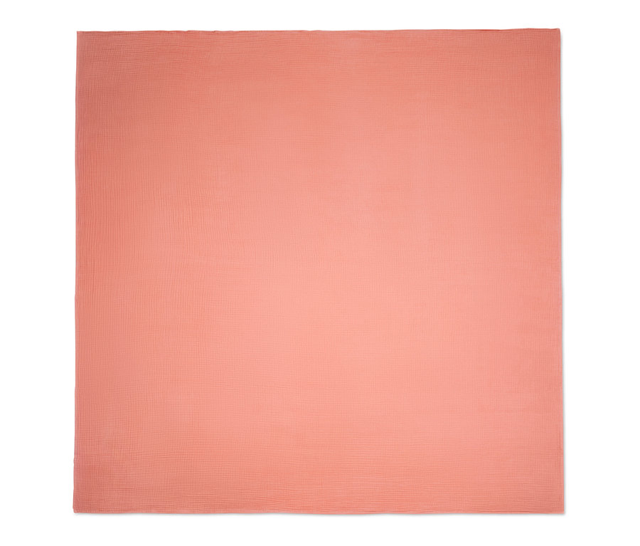 Oranžový přehoz na postel.