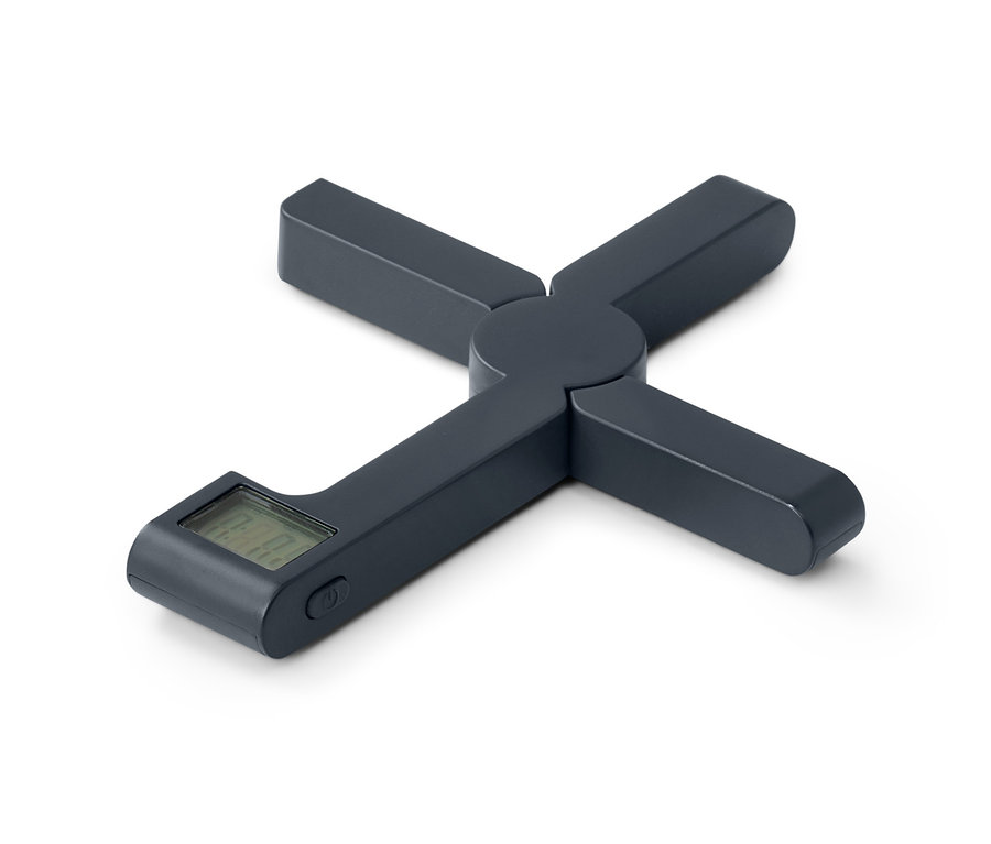 Skládací kuchyňská váha v tmavě šedé barvě na bílém pozadí.