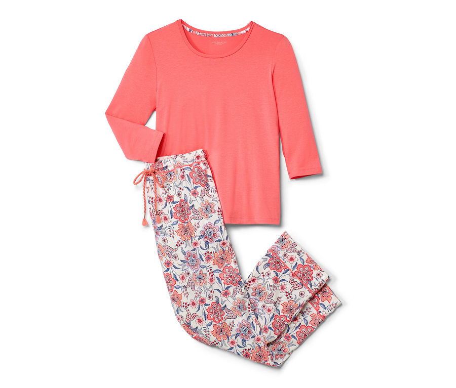 Růžové pyžamo s dlouhým rukávem a květinové kalhoty.