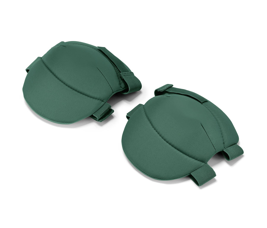 Dva zelené zahradní chrániče kolen na bílém pozadí.