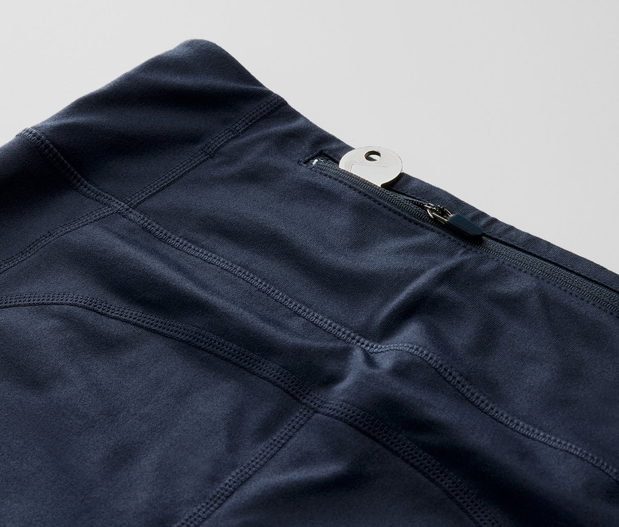 Detail tříčtvrtečních sportovních legín s klíčem v kapse na zip.