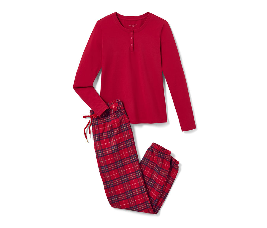 Flanelové pyžamo s kostkovaným vzorem, červená košile s dlouhým rukávem a kostkované kalhoty.