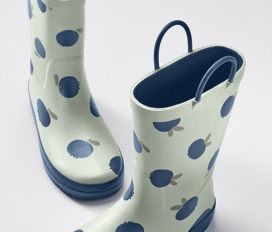 Dětské holínky s potiskem modrých bobulí na bílém pozadí.