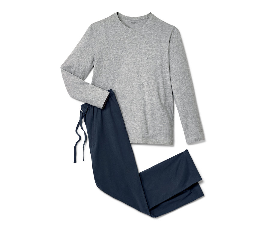 Šedé tričko s dlouhým rukávem a modré pyžamové kalhoty.