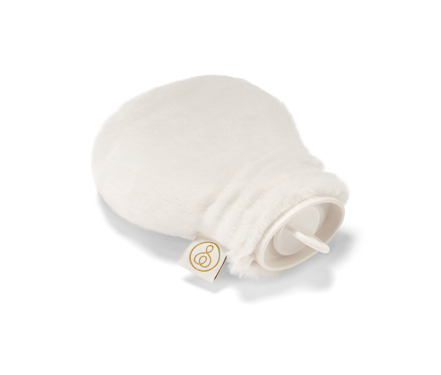 Mini termofor s bílým plyšovým obalem leží na bílém pozadí.