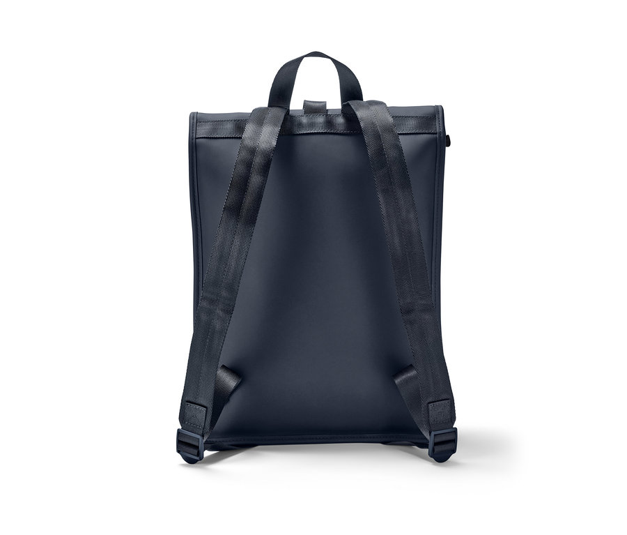 Pohled zezadu na batoh do deště.